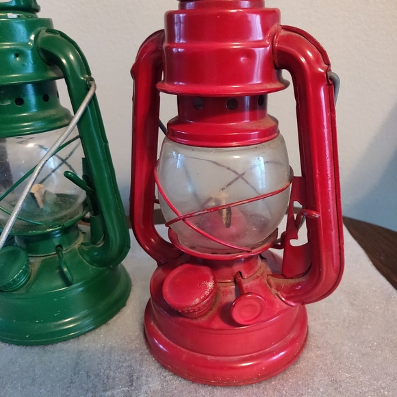Rare Department 56 Two Oil Burning Lanterns Christmas Holiday Vintage 9" Lamps - Picture 5 of 10